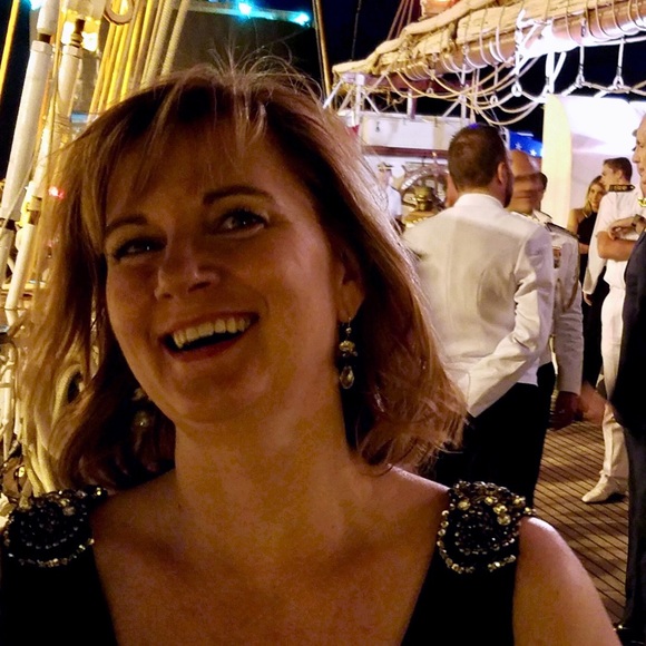 Meet your Posher, Lori - Picture 1 of 2